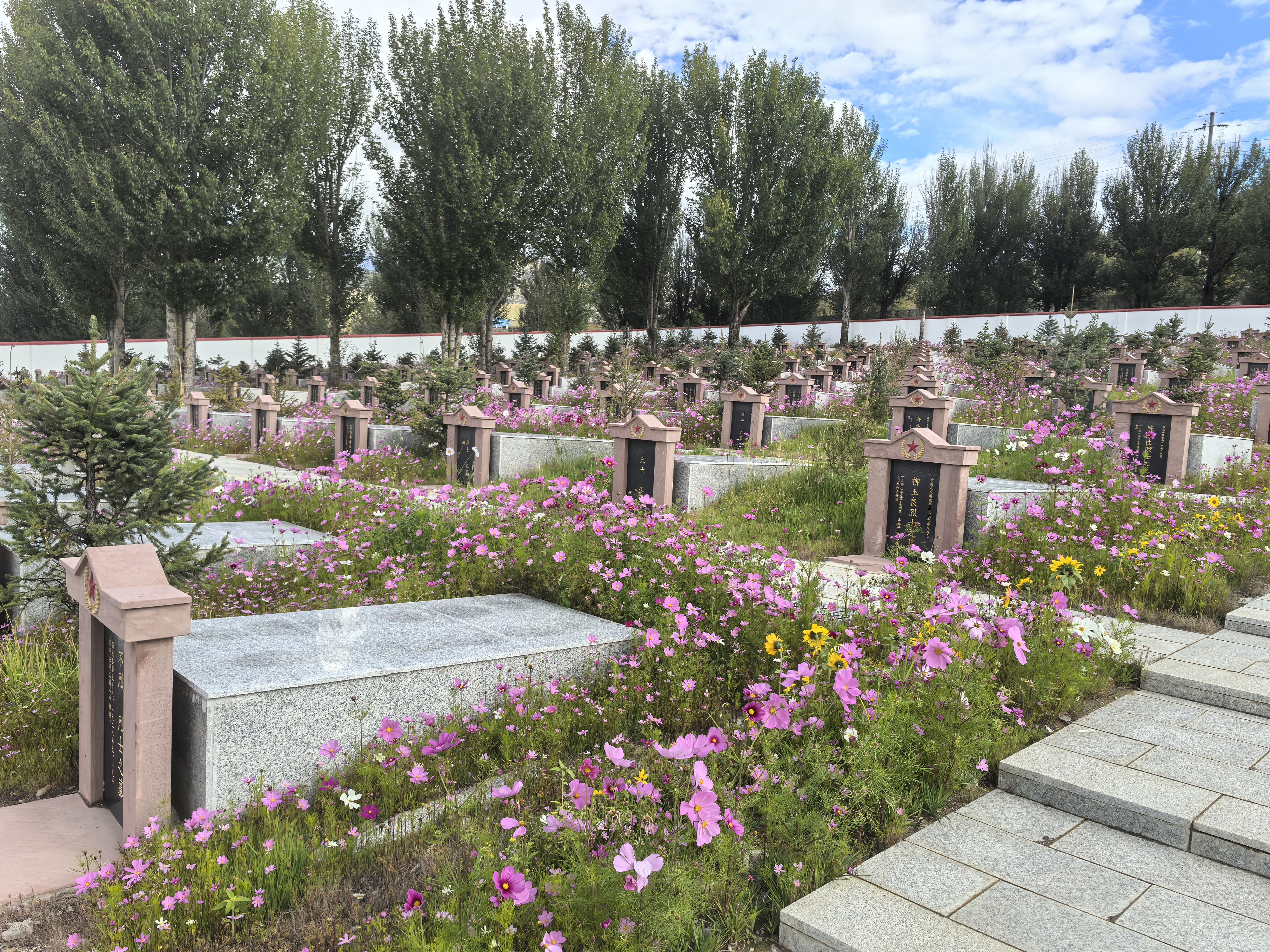 捐資800萬，修繕改建稻城烈士陵園